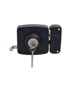 Cerradura de sobreponer mecánica, para puertas de abatir metálicas o de madera. SKU: SD110