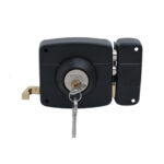 Cerradura de sobreponer mecánica, para puertas de abatir metálicas o de madera. SKU: SD110