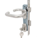 Cerradura de embutir para puerta de aluminio o perfil metálico, acceso principal u oficina. Cilindro ambos lados. Manillas ambos lados Modelo: TINA. SKU: SDE280-AI.KIT.TINA