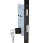 Cerradura de embutir puerta acceso principal, cilindro ambos lados. (Negro mate). SKU: SDE200-BL.CL70