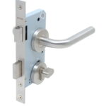 Cerradura de embutir puertas de dormitorios, bodegas, oficinas. Cilindro exterior y seguro interior. Manillas ambos lados, Modelo: MARTI. (Acero inoxidable 304). SKU: SDE204-AI.KIT.MARTI