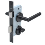 Cerradura de embutir puertas de dormitorios, bodegas, oficinas. Cilindro exterior y seguro interior. Manillas ambos lados, Modelo: TUTU. (Negro mate). SKU: SDE204-BL.KIT.TUTU