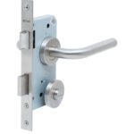 Cerradura de embutir función baño, seguro interior / ranura emergencia exterior. Manillas modelo: MARTI. (Acero inoxidable 304). SKU: SDE230-AI.KIT.MARTI