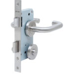 Cerradura de embutir función baño, seguro interior / ranura emergencia exterior. Manillas modelo: TINA. (Acero inoxidable 304). SKU: SDE230-AI.KIT.TINA