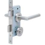 Cerradura de embutir función baño, seguro interior / ranura emergencia exterior. Manillas modelo: TUTU. (Acero inoxidable 304). SKU: SDE230-AI.KIT.TUTU