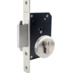 Cerradura de embutir de seguridad puerta corredera, cilindro ambos lados. Cerrojo doble enganche. (Acero inoxidable 304). SKU: SDE290-AI.CL70