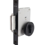 Cerradura de embutir de seguridad puerta corredera, cilindro ambos lados. Cerrojo doble enganche. (Negro mate). SKU: SDE290-BL.CL70