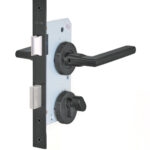 Cerradura de embutir puertas de dormitorios, bodegas, oficinas. Cilindro exterior y seguro interior. Manillas ambos lados, Modelo: MAITE. (Negro mate). SKU: SDE204-BL.KIT.MAITE