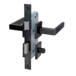 Cerradura de embutir función baño, seguro interior / ranura emergencia exterior. Manillas modelo: MIKA. (Negro mate).